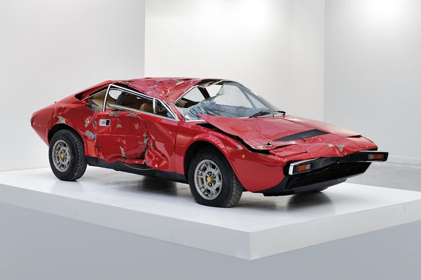 Разбитому вдребезги Ferrari Dino GT4 удалось стать очень дорогим арт-объектом — в 2013-м не подлежащий восстановлению спорткар был продан за 250 тысяч долларов. То есть, примерно в шесть раз дороже такой же машины на ходу. 