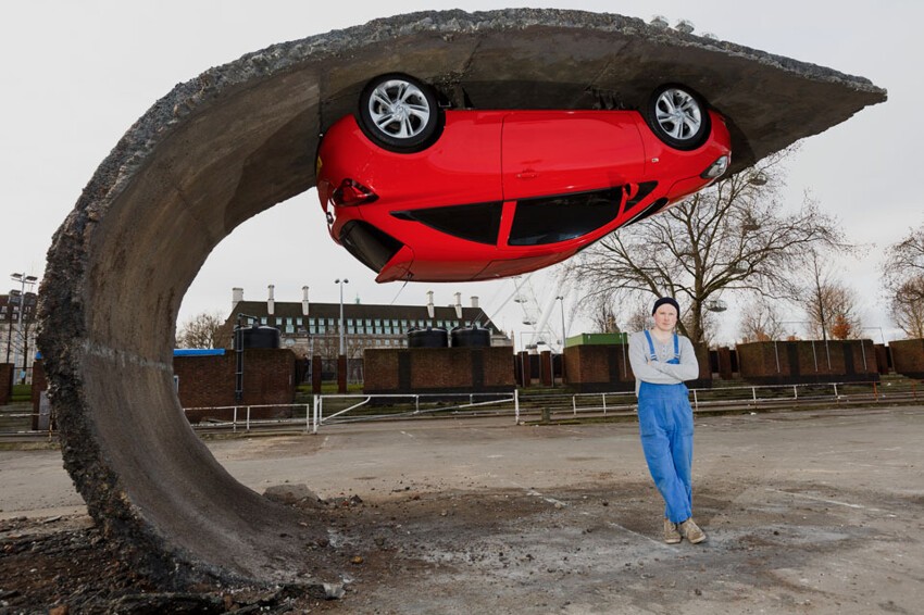 Известный британский художник Алекс Чиннек ранее в 2015-м помог Opel (то есть Vauxhall) с рекламным проектом новой Corsa — в Лондоне на какое-то время появился хэтч, словно выдравший кусок асфальта и зависший на нем вверх тормашками.