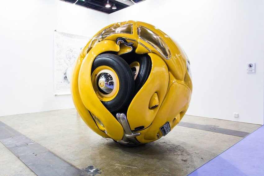 Пожалуй, самый необычный VW Beetle — шарообразный, будто завернутый сам в себя — находится в арт-центре Art Basel в Гонконге. Несмотря на сложнейшую конструкцию и вообще крайне необычный вид, в инсталляции без труда узнается оригинальный «Жук».