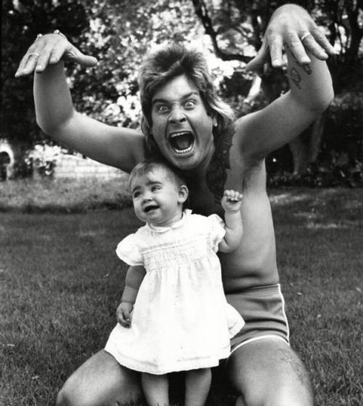 Оззи Осборн на выходных во Франции со своей дочерью Эйми, 1984 г.