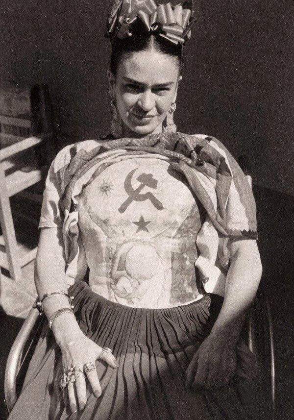 Фрида Кало в раскрашенном гипсе