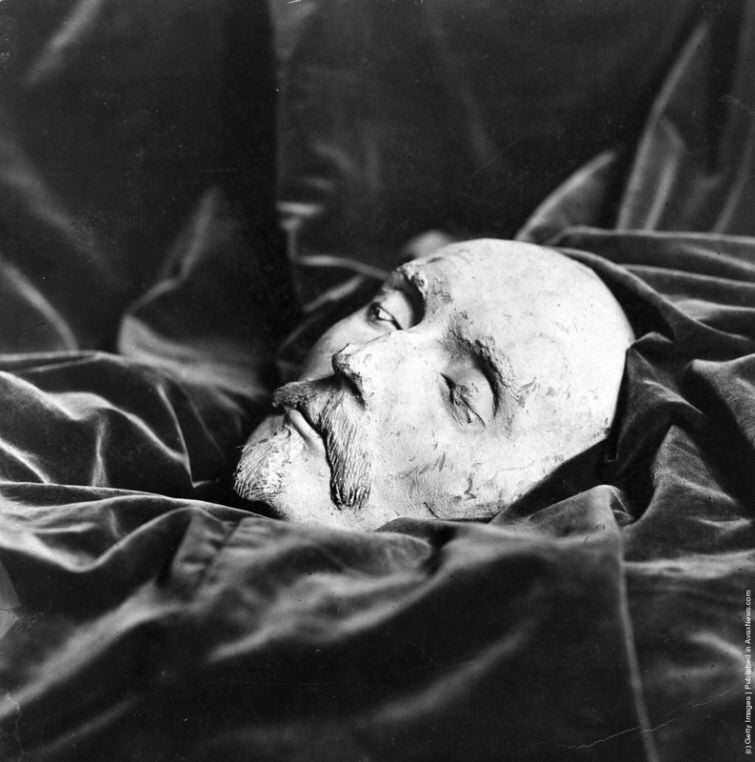 В 1842 году посмертная маска Уильяма Шекспира была найдена в магазине старьевщика в Дармштадте, Германия. На маске, датированной 1616 годом (Шекспир умер 23 апреля 1616 г.), видно высокий лоб писателя, довольно крупный нос и бороду
