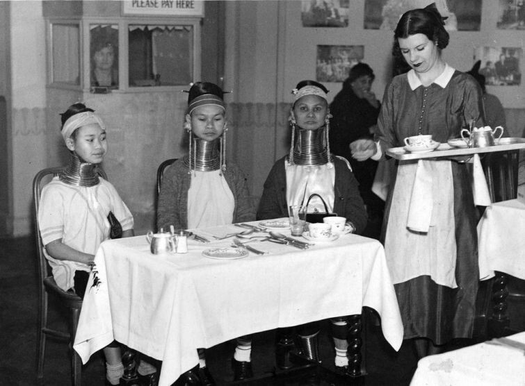 Девушки из Бирмы пьют чай. Англия, 1935 год