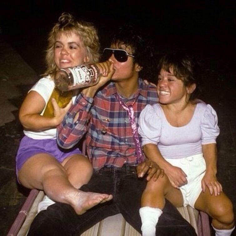 Майкл Джексон пьёт водку в компании двух лилипутов на съёмках фильма "Капитан Ио", 1986 год. Фильм был снят по заказу Диснейленда и транслировался в парках развлечения с 1986 по 1998 год. Был срежиссирован Френсисом Фордом Копполой, исполнительным пр