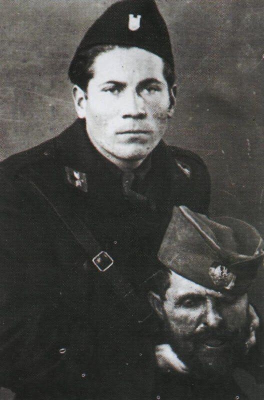Петар Брзица позирует с отрубленной головой своей жертвы, 1940-е