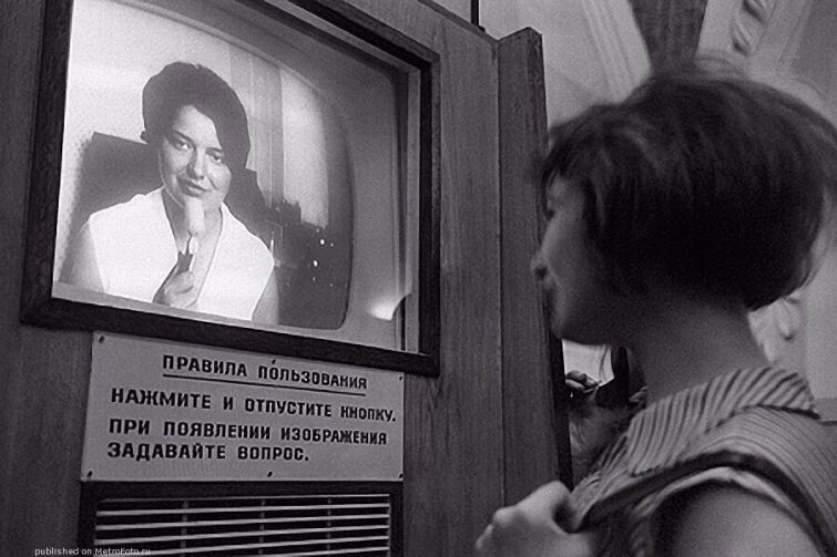 Телевизионная справочная в вестибюле станции Комсомольская, 1968 год