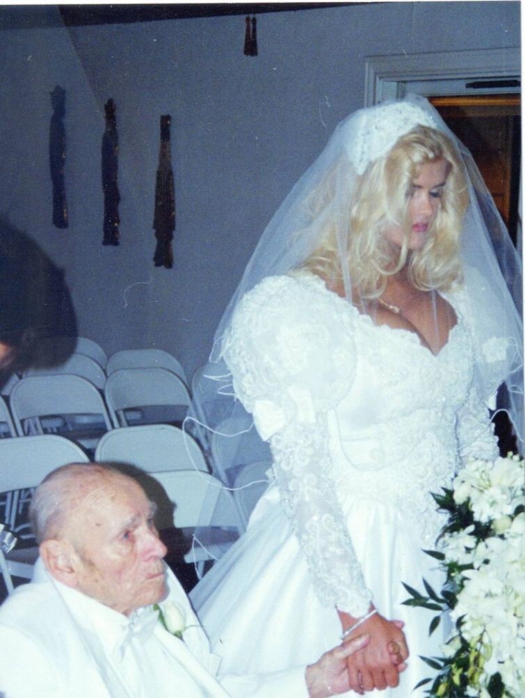 Секс-символ 90-х, американская супермодель Анна Николь Смит и ее второй супруг нефтяной магнат Джеймс Говард Маршалл II, 24 июня 1994 года.