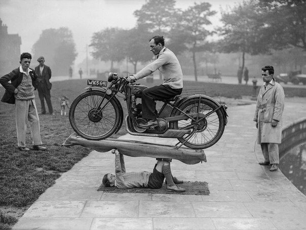 14-летний мальчик по прозвищу "Мальчик Самсон" держит над собой 90-килограммовый мотоцикл и мотоциклиста, 28 мая 1932 года   