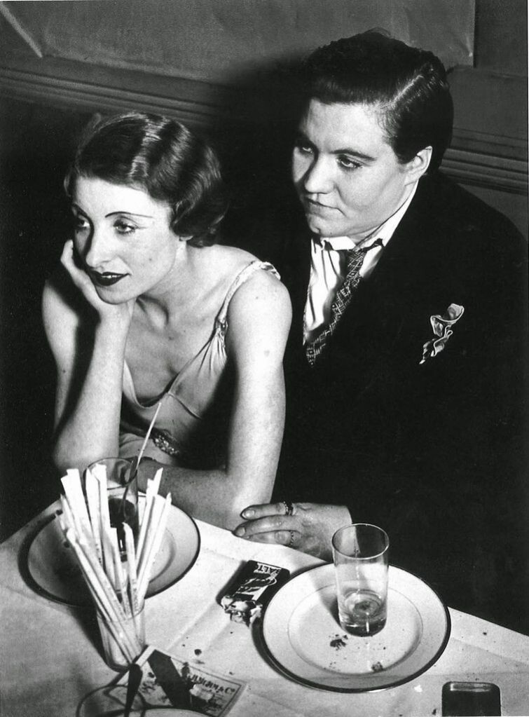 Лесбийская пара.  Париж, 1932 год   