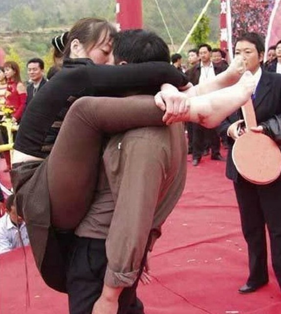 Китайцы - чемпионы по странным поцелуям 