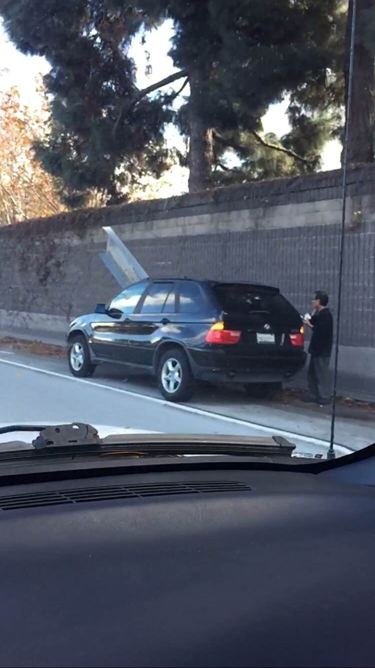 Водитель BMW поймал огромный металлический швеллер