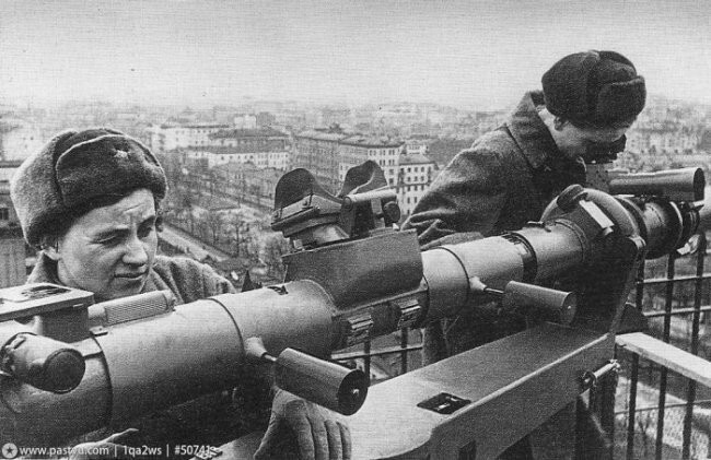 Наблюдательницы московских ПВО на крыше здания.