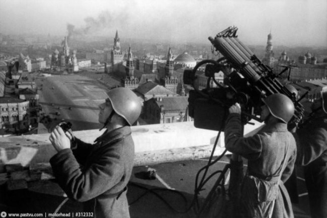 Оборона Москвы. Пулемётная установка на крыше гостиницы "Москва".