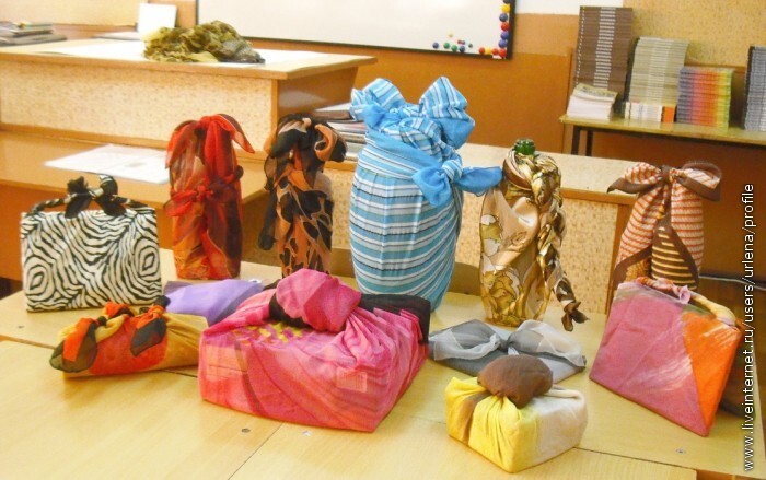 Японский способ упаковки подарков - фурошики. Ткань для фурошики может быть разной, наиболее распространены хлопок, шелк и смешанные ткани.
