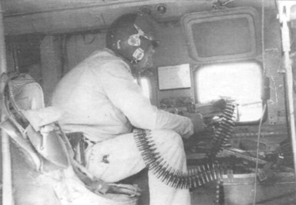 Капитан Н. Гуртовой в десантной кабине Ми-24В, оборудованной поворотным сиденьем со сбитой «восьмерки». Кундуз, 181-й ОБВП, весна 1986 г
