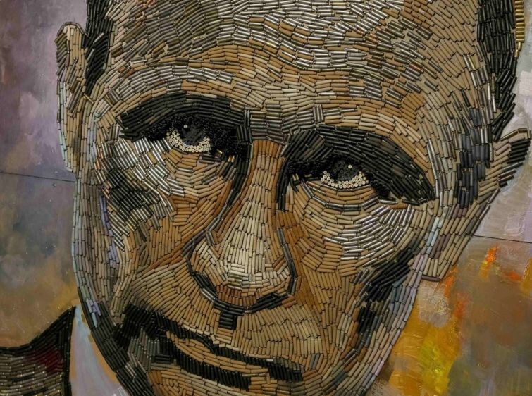 Портрет Владимира Путина, "Лицо войны", сделанный из 5000 гильз с фронта на востоке Украины, выполненный в Киевской студии украинской художницы Дарьи Марченко
