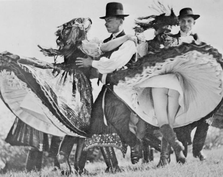 Венгры танцуют танец чардаш, 1938 г.