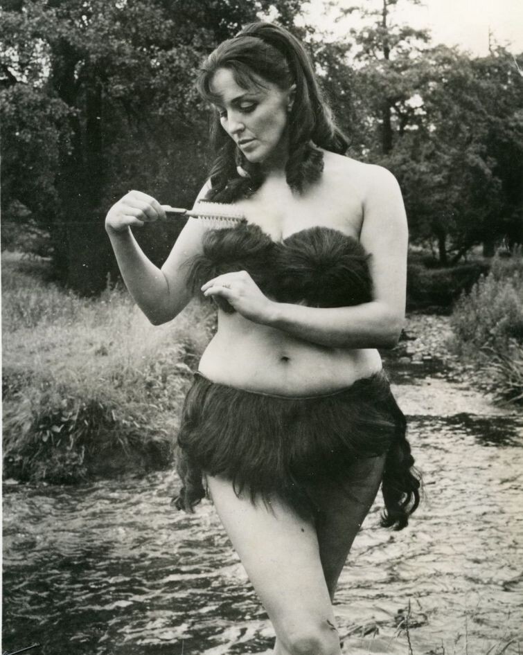 Патрисия Херст в бикини, сделанном из человеческих волос, 1968 г.   