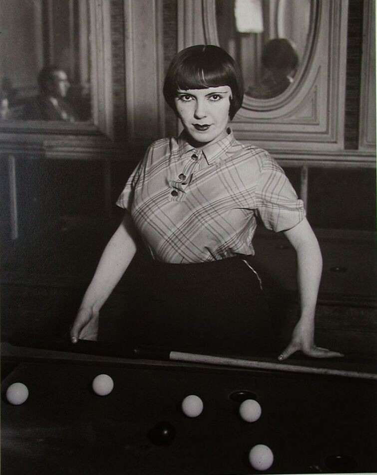 Проститутка играет в русский бильярд на бульваре дё Рошешуар, Монмартр, Париж, 1932 год