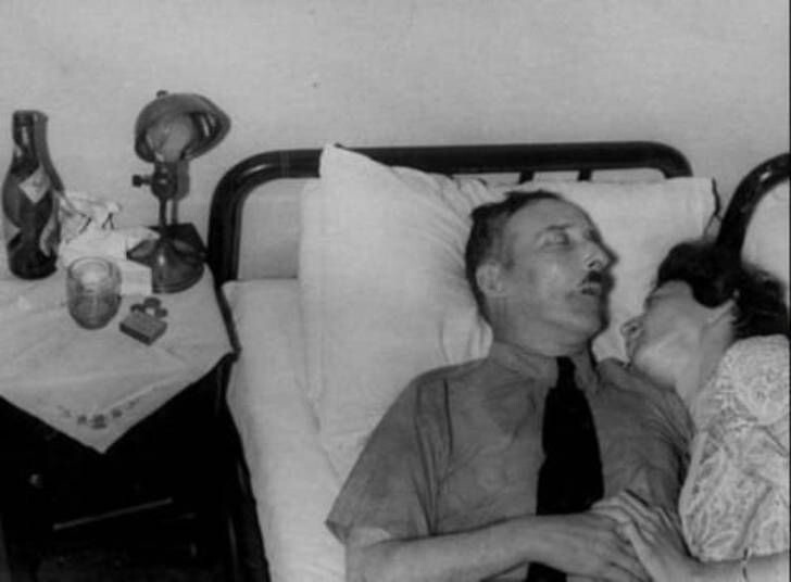 Стефан Цвейг и его жена, держащиеся за руки после совершения суицида. Бразилия, 1942 г