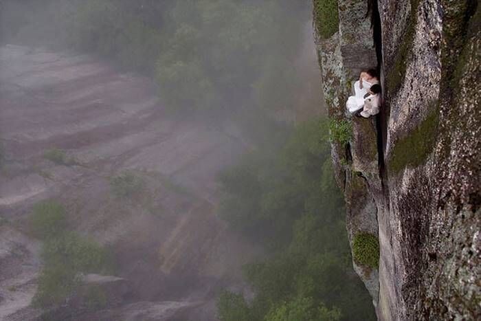 Фотограф снимает отчаянных клиентов на небольшом уступе в 100 метрах над землей