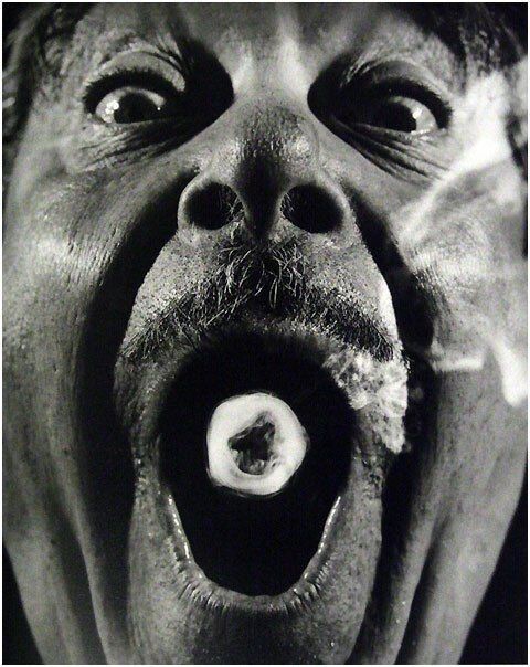 Мастер выдувания колец из табачного дыма Вильям Паттерсон. Детройт, 1950 год