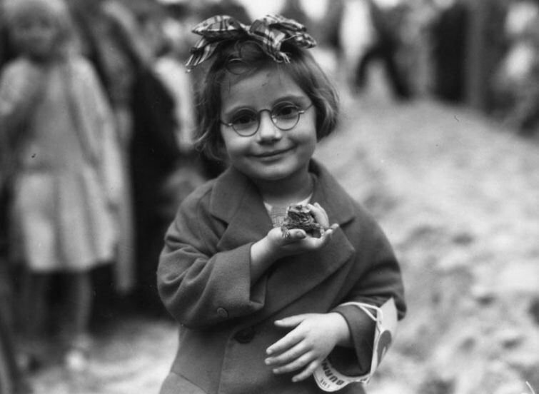 Маленькая девочка и её питомец, на выставке животных, Калифорния, США, 1936 год