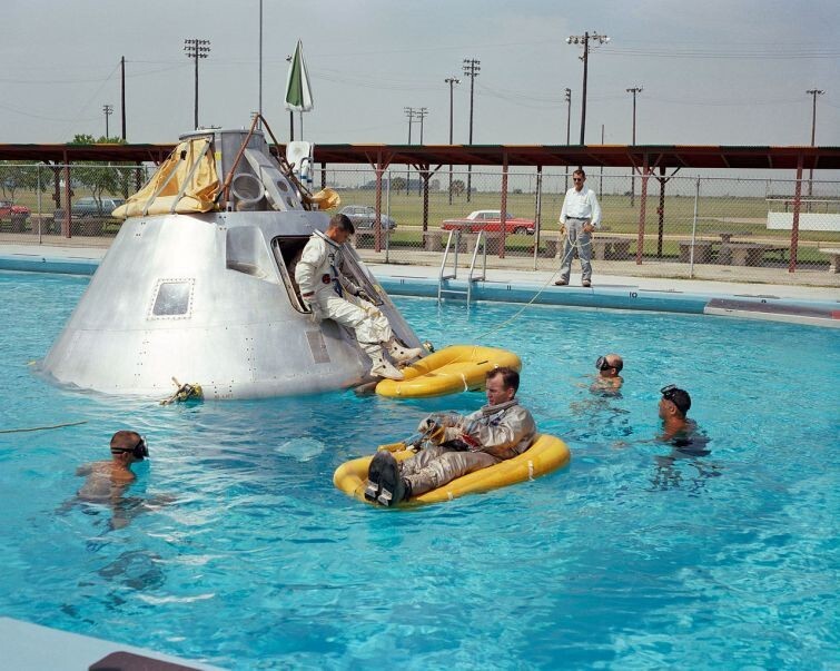 Экипаж "Апполона-1" отрабатывает выход в воду в бассейне на базе ВВС США , Техас, 1966 год