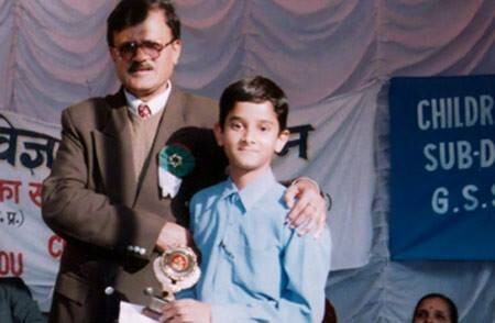 7. Акрит Ясвал Самый умный житель Индии. Его IQ равно 146. В 2000 году 7-летний мальчик случайно провел свою первую "хирургическую" операцию. Прирождённый хирург Он вернул подвижность пальцам рук девочке, которая не могла разжать кулак от ожога. Акр