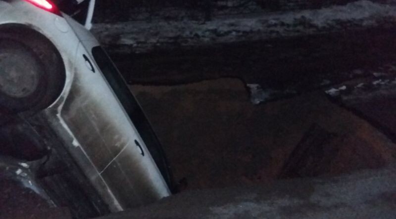 В Твери под землю провалился автомобиль