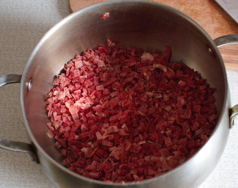 Если использовать мелко нарезанный курдючный жир в фарше, то чебуреки будут со вкусом баранины