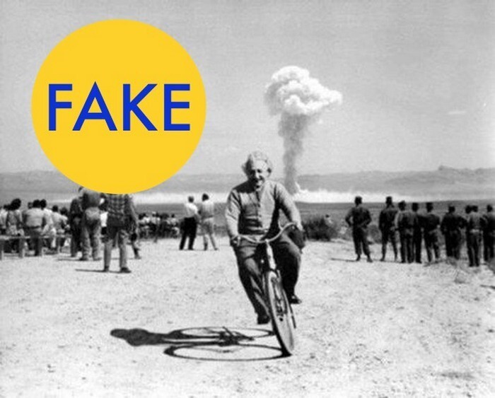 Эйнштейн, колесящий на велосипеде на фоне испытания атомной бомбы