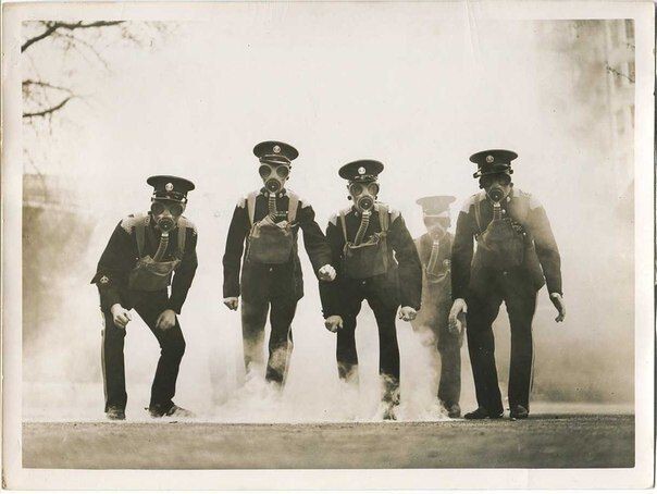 Лондонские полицейские во время учений, 1935 год.