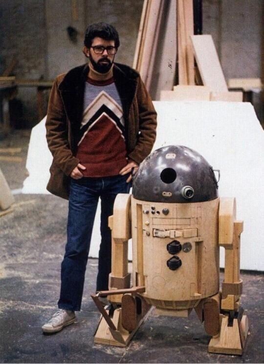 Джордж Лукас с прототипом R2-D2. США, 1975 год.