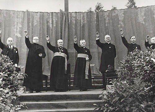 Священники салютуют Гитлеру во время католического собрания молодежи. Берлин, 1933