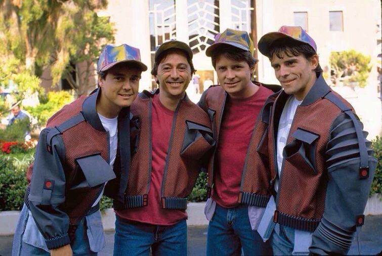 Майкл Джей Фокс со своими дублёрами на съёмках фильма "Назад в будущее 2", 1989 год.