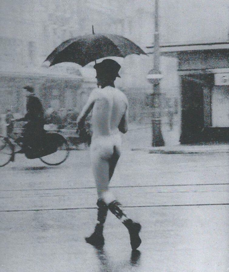 Молодой голландец рискуя быть расстрелянным, вышел на улицу голым в знак протеста против оккупации Нидерландов немецкими войсками, 1941 г.