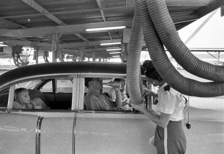 Таким образом в ресторане жаркого Хьюстона подавали в автомобили холодный воздух, США, 1957 г.