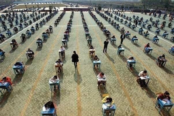 Экзамен в средней школе китайского города Вухан.  КНР 2008 г.