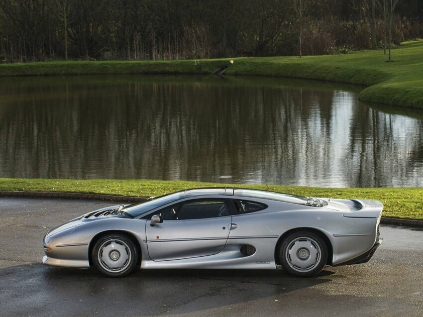 Продается "праворульный" Jaguar XJ220