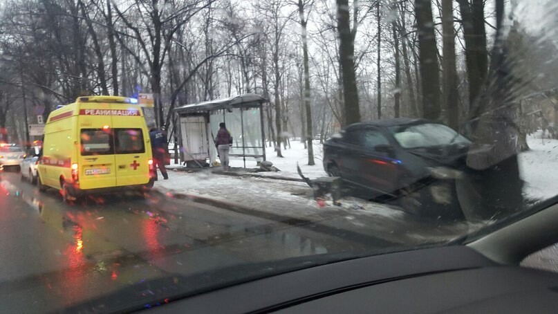 Авария дня. Машина протаранила остановку и сбила женщину