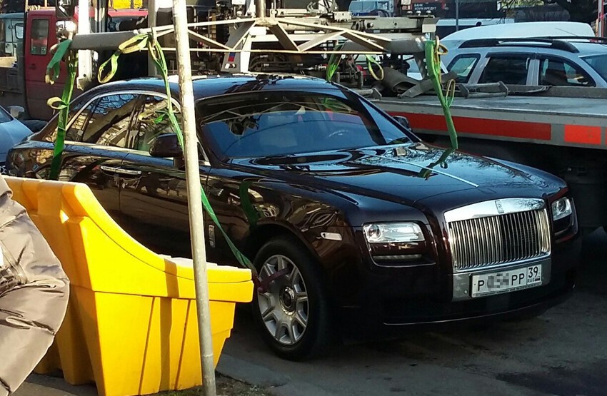 В Калининграде эвакуировали на штрафстоянку Rolls-Royce