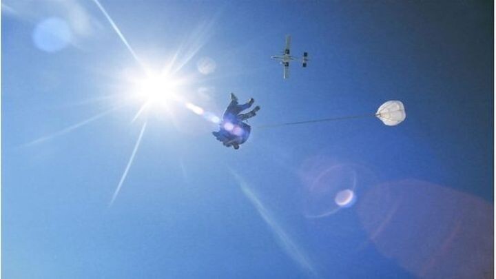 Ирландский парашютист удивил родителей, позвонив им по Skype перед прыжком с самолета на высоте 4 тыс. метров