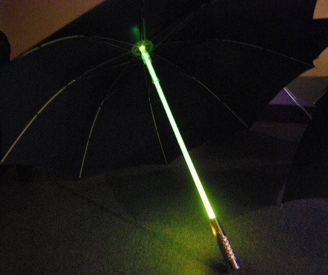 2. Шикарный зонт загорается как световой меч