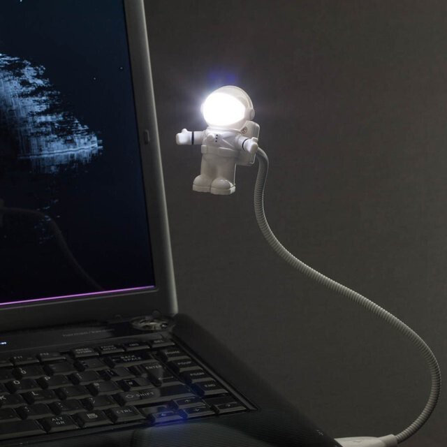  1. USB лампа-космонавт для ноутбука