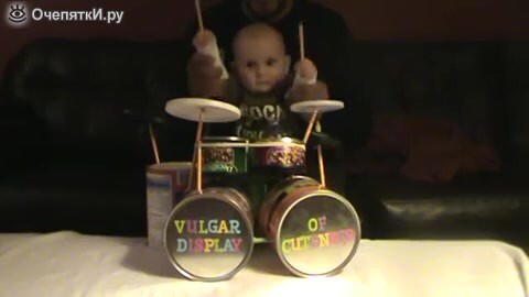 Папа готовит сына к стезе барабанщика  