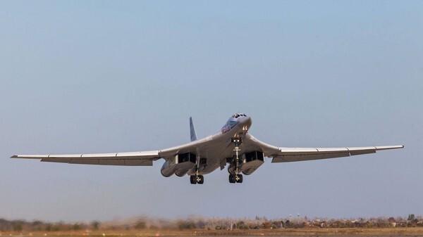 18 декабря 1981 года, первый опытный самолет Ту-160 поднялся в воздух  