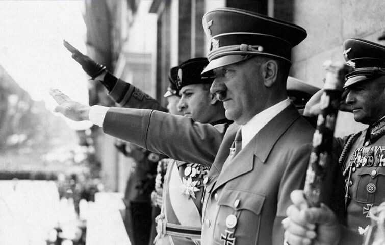 На нацистском митинге: Адольф Гитлер, зять Муссолини и Иоахим фон Риббентроп 