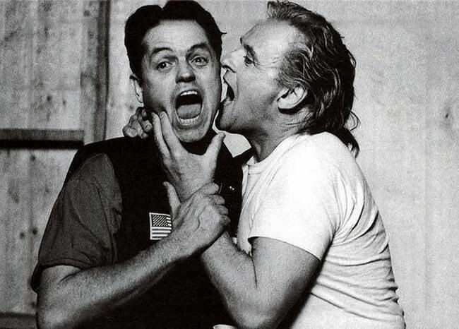 Режиссер Джонатан Демме и Энтони Хопкинс на съемках фильма "Молчание ягнят", 1990 г.