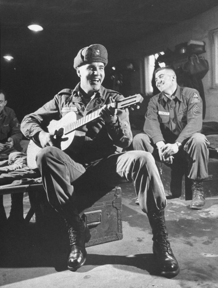 Элвис Пресли играет для своих однополчан, во время службы в армии, 1959 г.